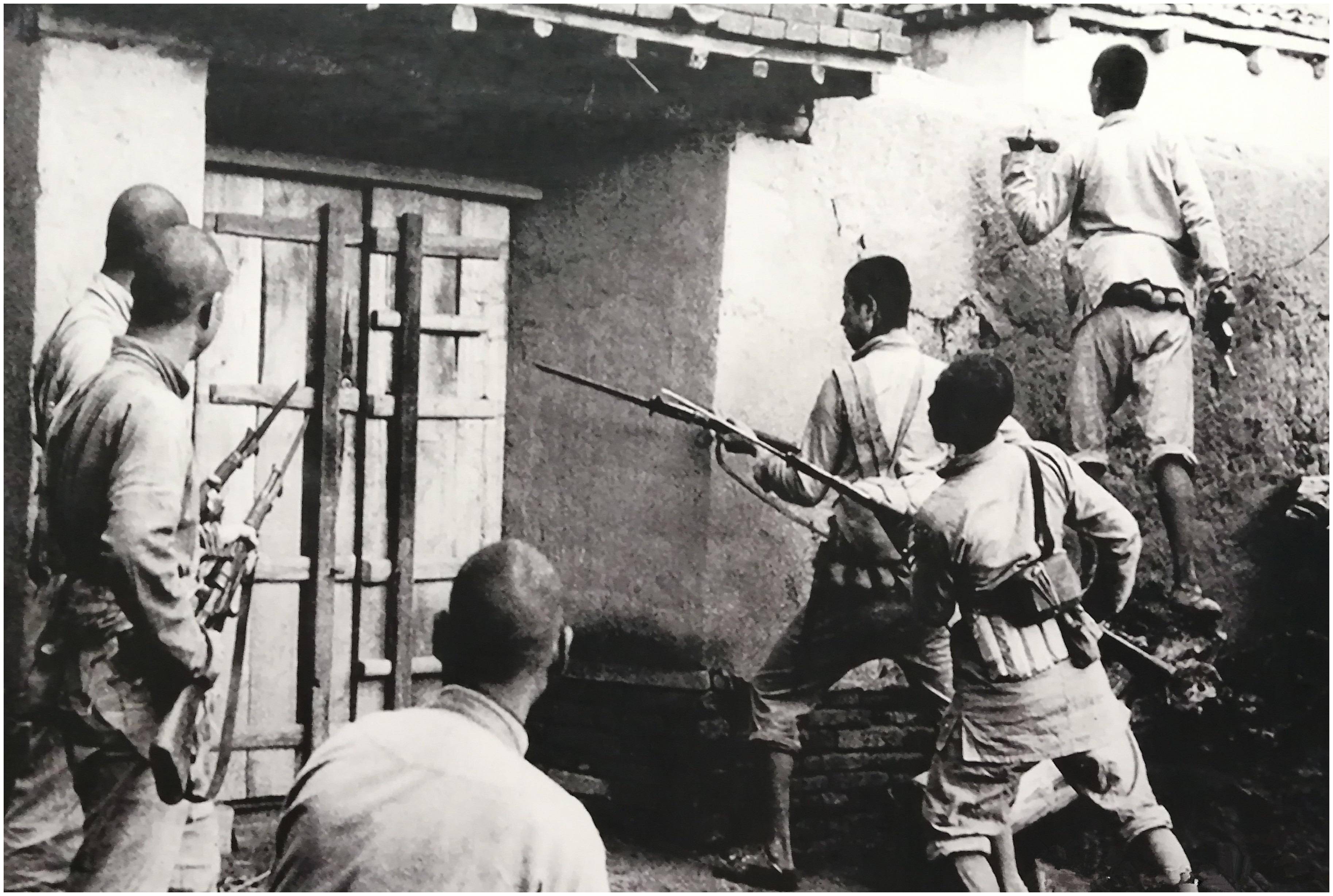 老照片再现手拿屠刀的侵华日军:残害中国百姓,用活人"练刺刀"