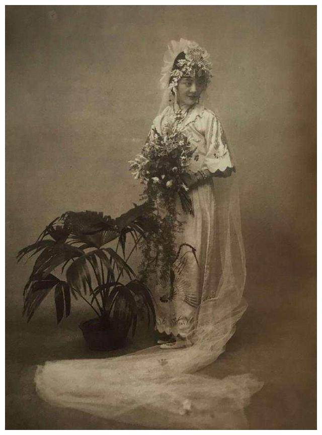 于是唐石霞破口大骂溥仪是卖国贼,还和丈夫溥杰断绝了关系.