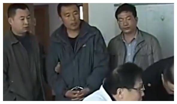 男子杀害三人后迅速潜逃,14年后成了副总经理,最后被警察逮捕_李虎_李