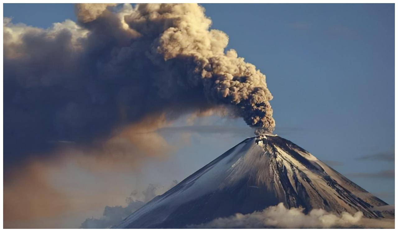 富士山喷火口图片