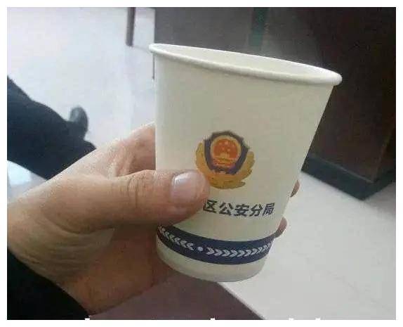 广东:湛江一奶茶店,夜晚生意红火,警察一查,拉回24人"饮茶"