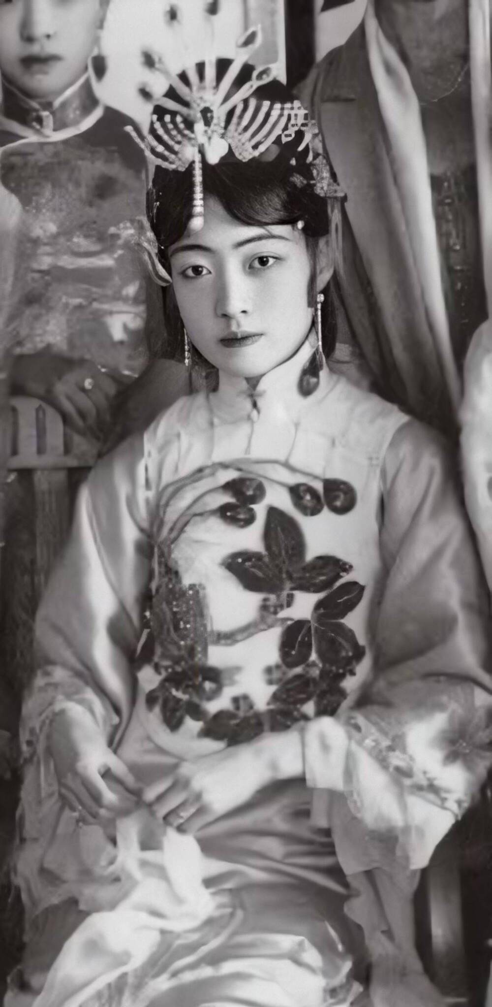 这就给了溥仪近侍祁继忠和李玉本机会,婉容和两人经过长时间的相处