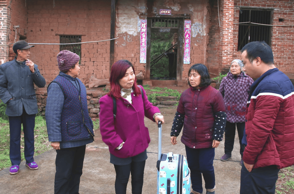 回顾女子被家暴后离家出走,20年后回家发现,儿子服刑,丈夫已火化