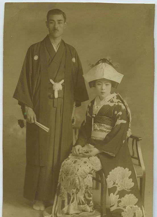 渡边一郎看不下去,拉着朋友想过去劝劝.还没等他们过去,那个孩子的