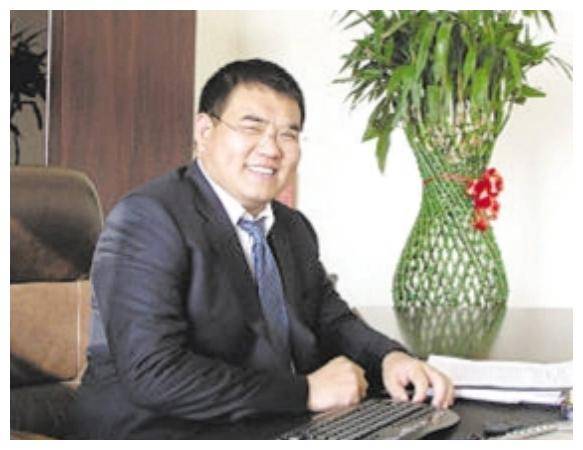 随着张祥青渐渐地长大,张荣华的父亲也对他越发的满意.