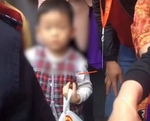 豪横!重庆2岁萌娃拎3万"巨款"坐摇摇车,网友:没钱不敢出门