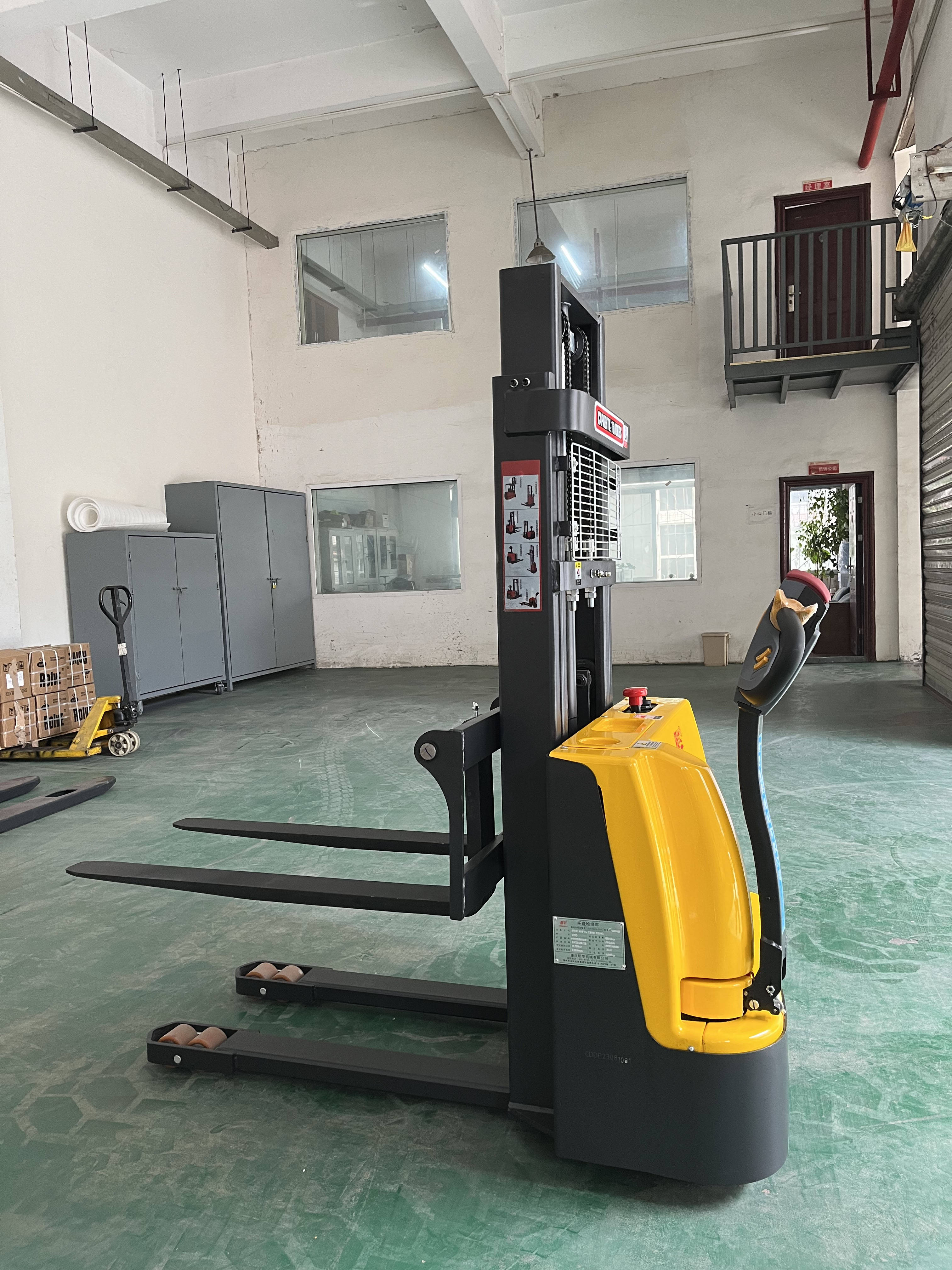 半电动式堆垛车:仓储物流的灵活助手