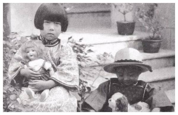 1888年,李鸿章将22岁的女儿嫁给老大臣,二人后代如今家喻户晓