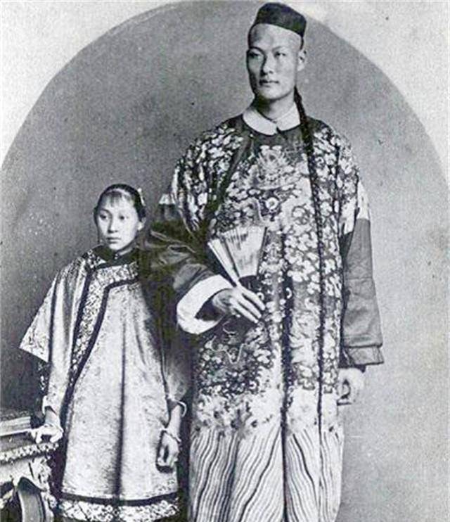 清朝巨人詹世钗,娶英国妻子,身高约2米7,子女后来生活如何?