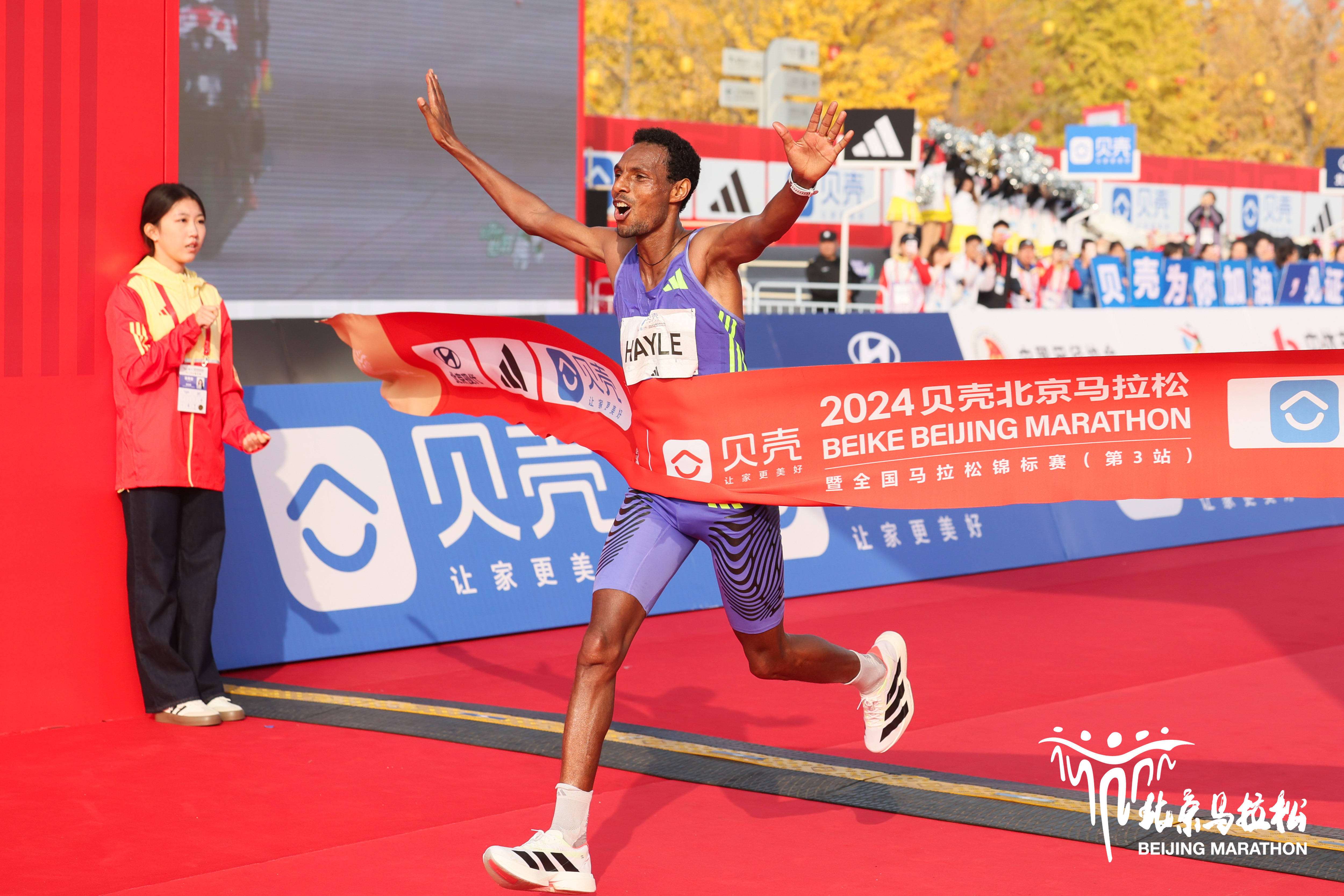 北京马拉松鸣枪开跑 陈天宇卫冕国内第一登上领奖台