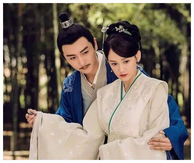 杨素看出独孤伽罗对太子不满,决定帮助杨广,他来到东宫外通报进见