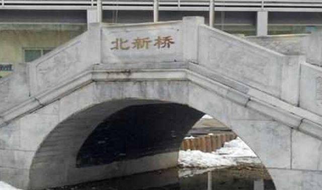 北新桥有一锁龙井,专家打开井盖发现"这玩意",到底谁下去过?
