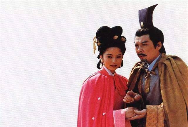 刘禅投降后写下三字,司马昭不敢杀他,群臣疑惑,司马昭:倒着读