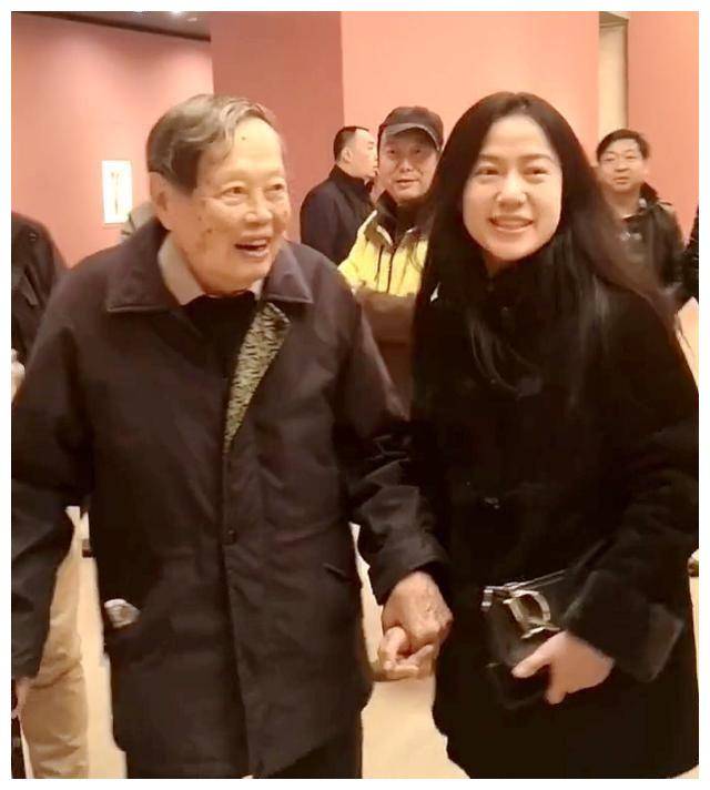 百岁杨振宁罕见现身,曝光私下对妻子爱称,证明翁帆掌握财政大权