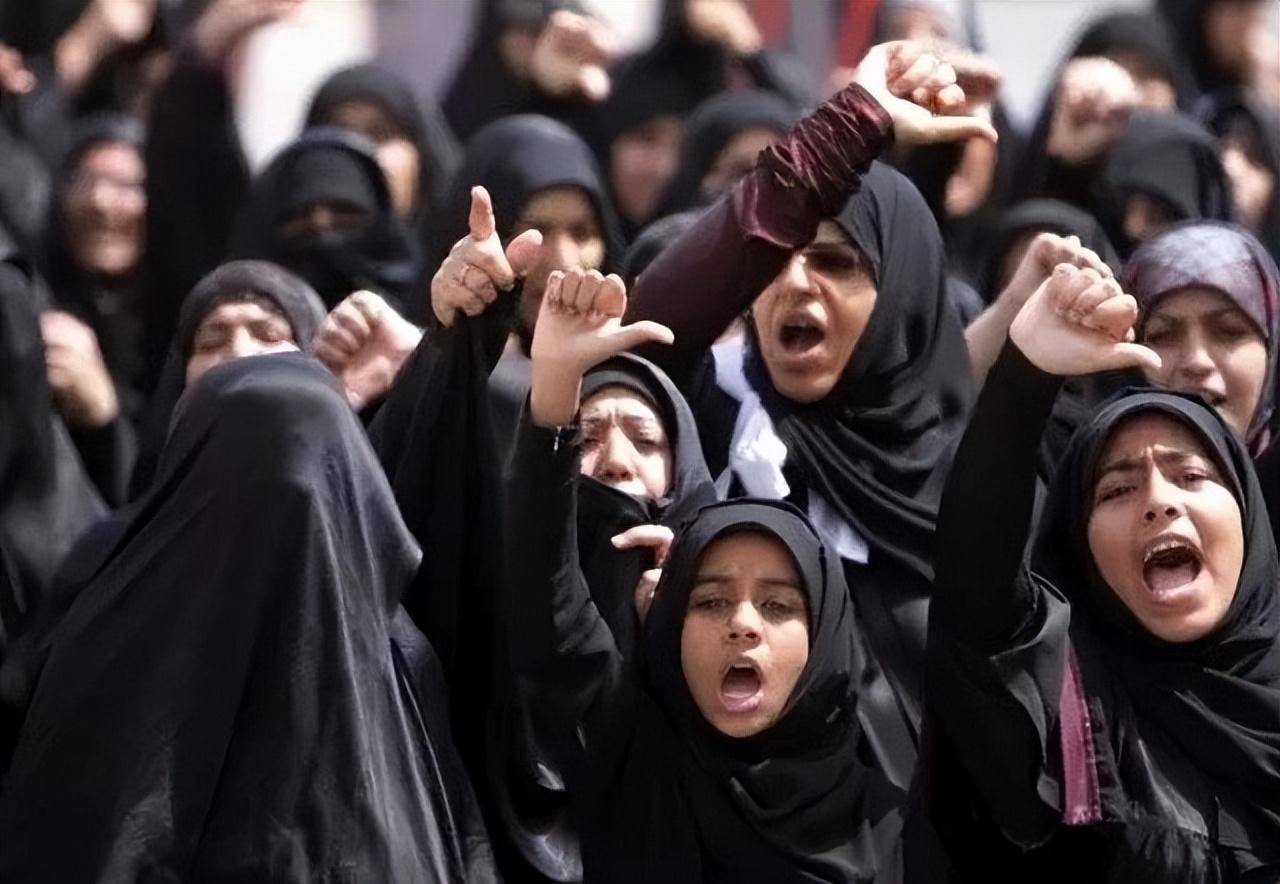 1977年沙特公主与情人私奔被抓回,生生被石头砸死,男友被斩首