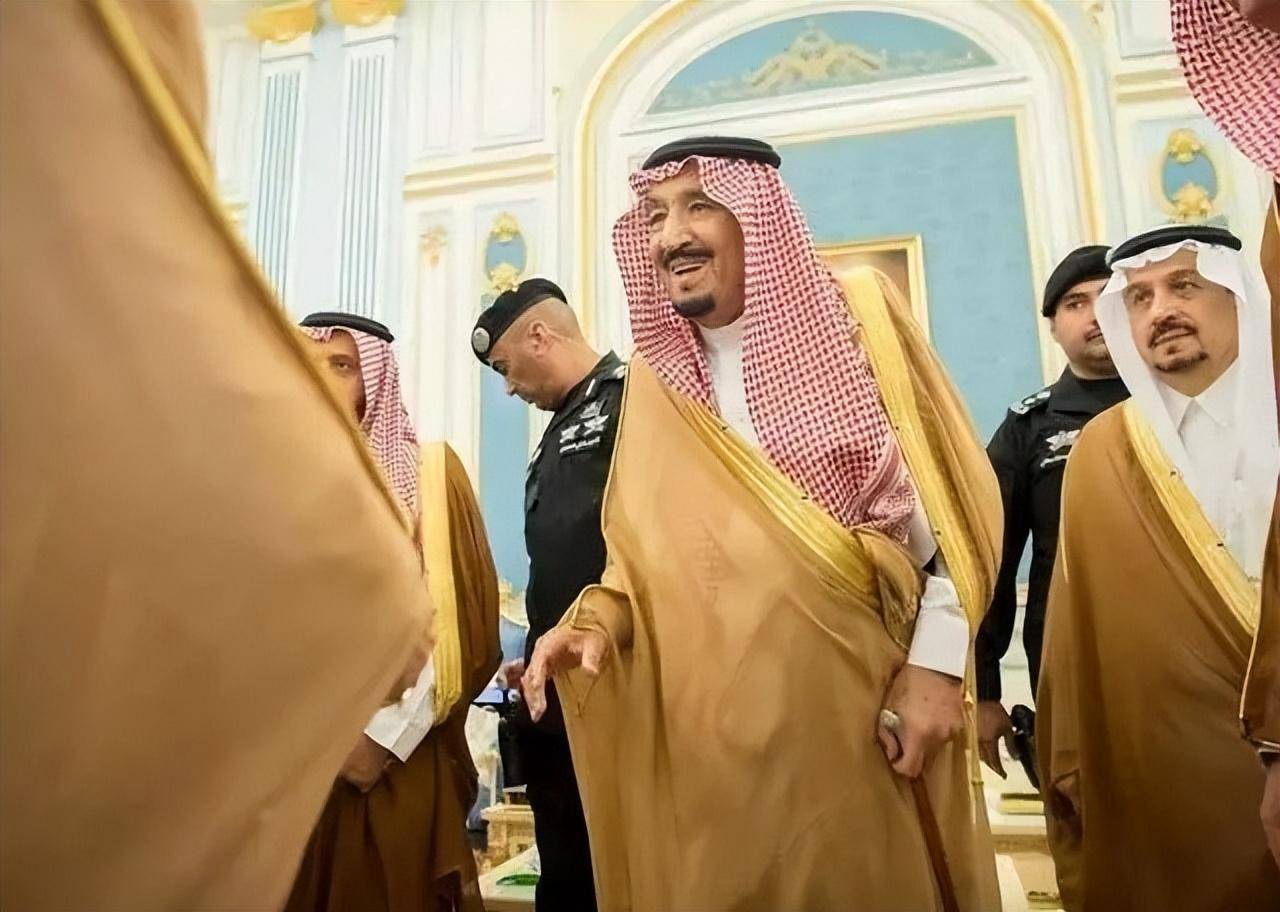 1977年沙特公主与情人私奔被抓回,生生被石头砸死,男友被斩首