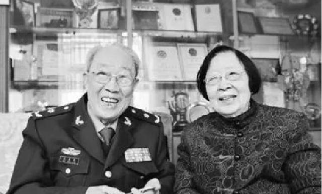 所以凌晨就开始割胶,是包括吴孟超一家在内,以橡胶为生的家家户