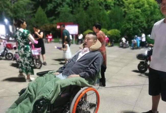 原创多次自杀未果,靠呼吸机保命,那位高位截瘫的90后消防员咋样了?