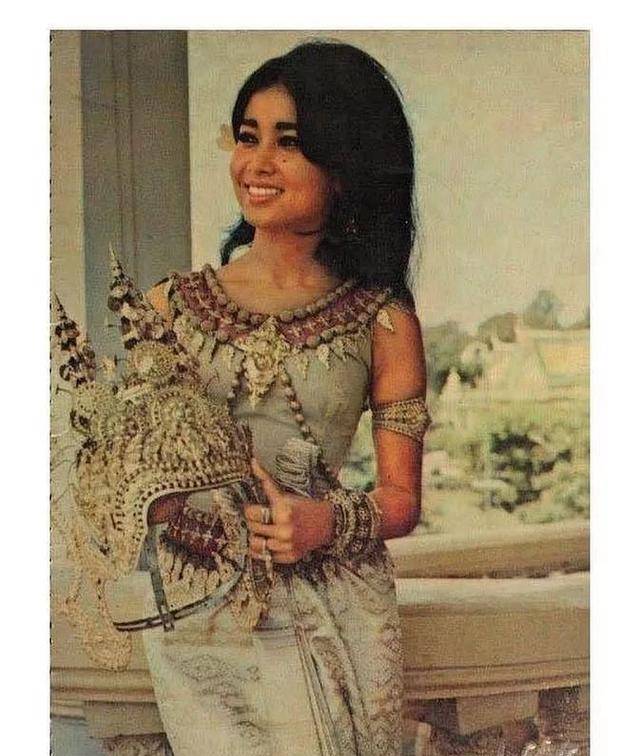 1962年,印尼总统苏加诺在观看了帕花黛薇公主的舞蹈后,就对帕花黛薇