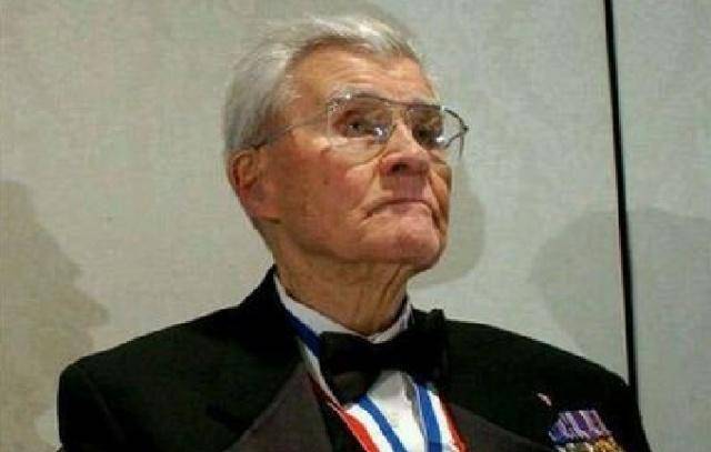 而在2005年,当时执行这次投掷任务的,美国飞行员保罗蒂贝茨,被问及对