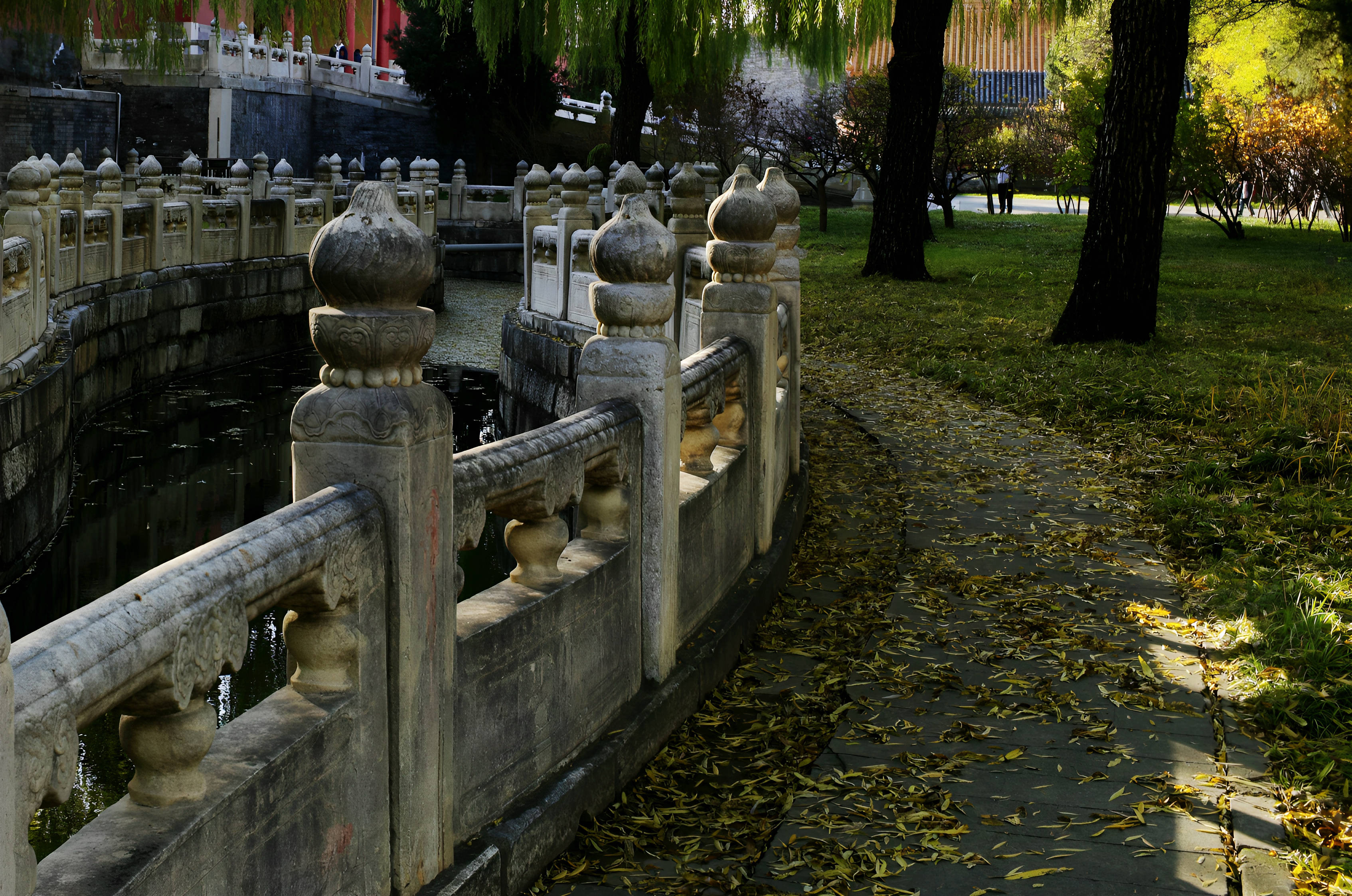 故宫断虹桥及"搔首护裆"石狮