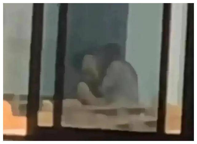 大学生情侣在教室里激情"开车",引全校师生前来围观!