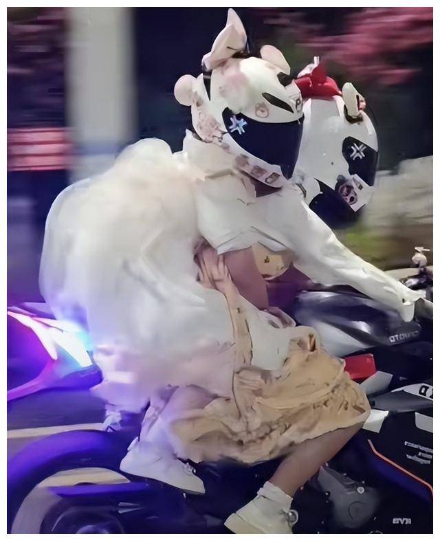 大片纹身小娇妻在网络上的形象一直以可爱和痞帅并存.