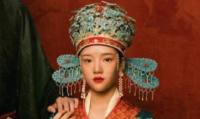 欧阳修的母亲画荻教子就是一个典型.