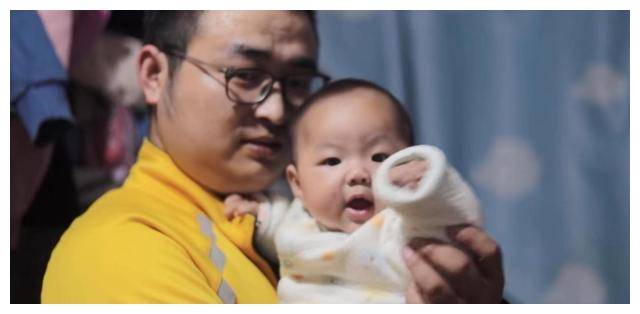 南京"新手"爸爸背着女婴送外卖,疯狂试药挣钱,坚决不让妈妈带