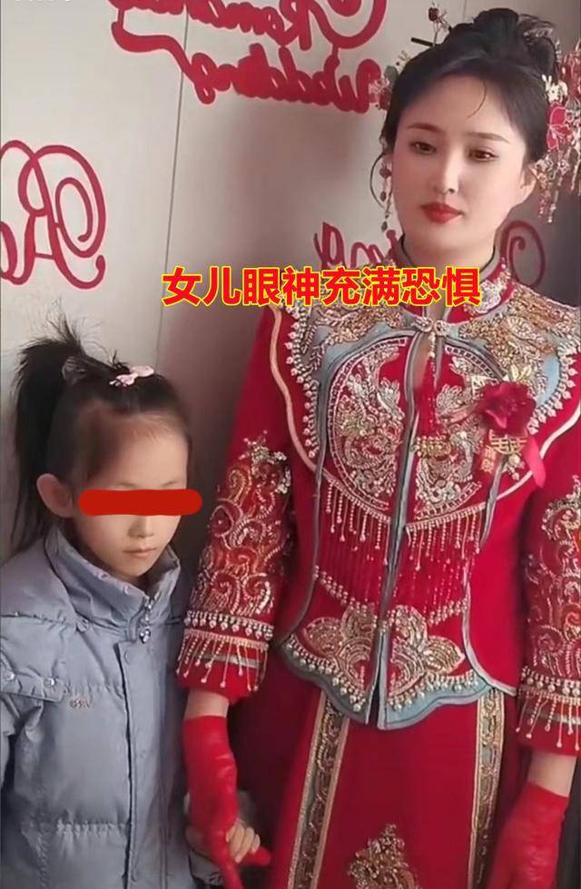 牵着女儿的手神情紧张,网友:前夫不懂珍惜_孩子_女人_婚姻