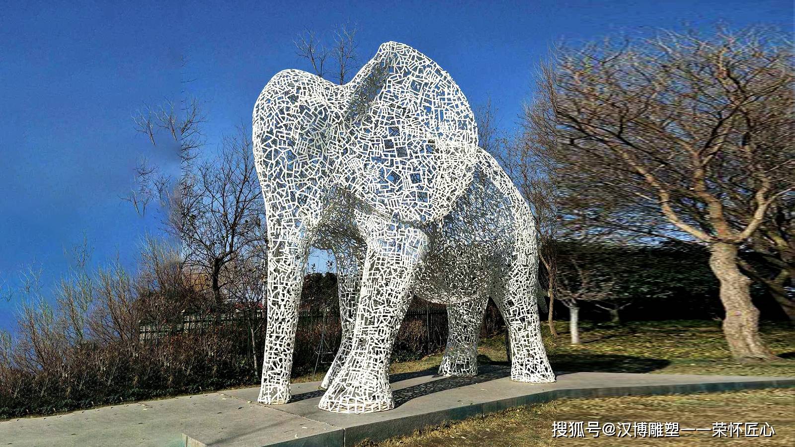 不锈钢大象雕塑:力量与优雅的金属赞歌