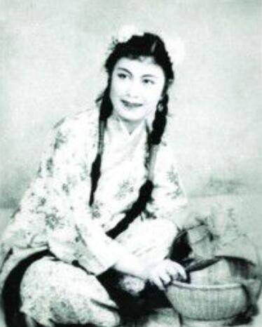 在南京遇到了甘律之,得到了甘律之的慷慨帮助,严凤英得以继续学戏,不