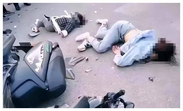 以案释法女司机骑脚踏摩托车逆行出车祸,母女三人全部死亡