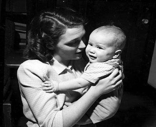 19岁辍学结婚相守一生,丈夫和儿子都当过总统_芭芭拉·布什_乔治