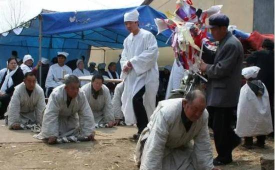 揭秘老北京葬礼上的杠夫,三年不开张,开张吃三年