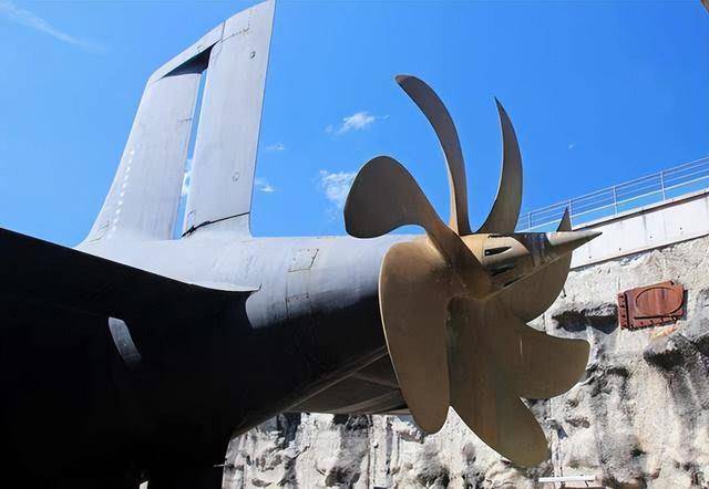 回顾一高中毕业的农民,自制鲨鱼潜艇时速达160公里,怎么做到的