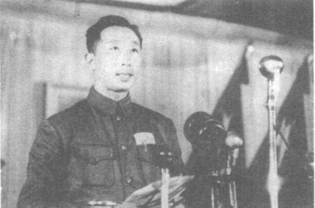 上了年纪后,张学良的眼睛不太好,再加上他先前从未见过谢雪萍,因此