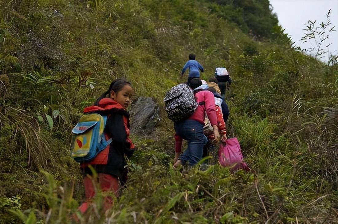 家里虽然穷,但父亲有远大的志向,他希望几个孩子都能上学,将来都能考