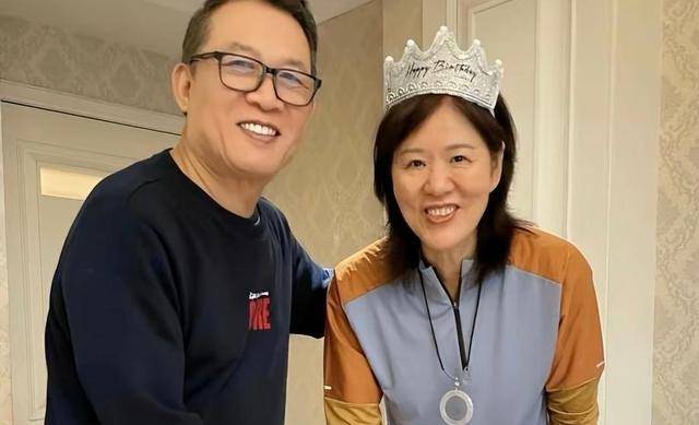 郎平和家人在洛杉矶欢度元旦,72岁丈夫甜蜜陪伴,女儿形影不离