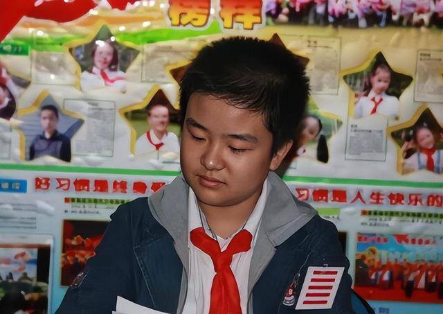 回顾肩挑“五道杠”,因“一脸官相”照片走红的小学生,后来怎样了?_黄艺博_父母_好孩子