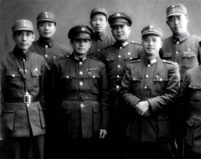 某报纸还刊登了一篇文章,文章中全盘否认了张灵甫是被击毙的说法