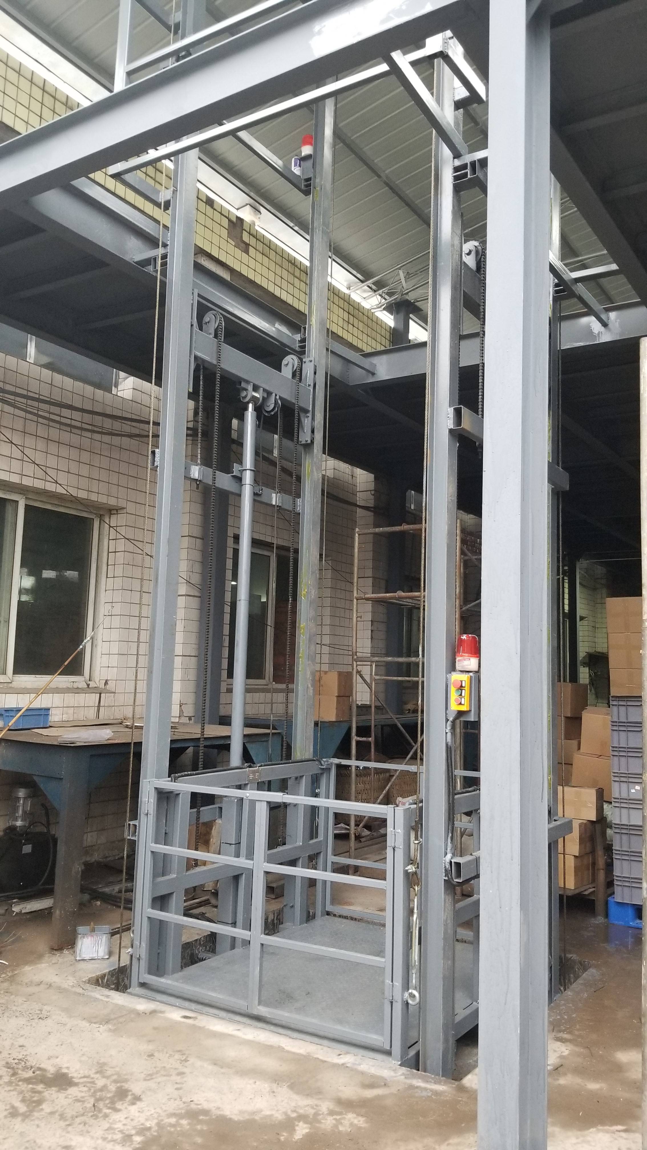 升降机:现代生活中的垂直运输利器