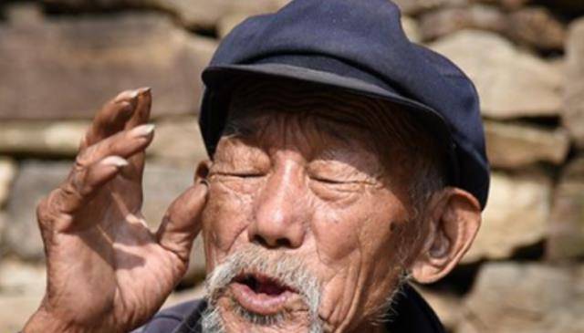 古人对"麻面青须不可交,两腮无肉大弯腰"深信不疑,背后啥原因