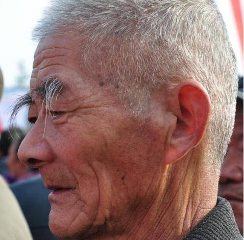 能抵万担粮",很多人都听过,这样的人已经是农村讲的"长寿眉",不过小编