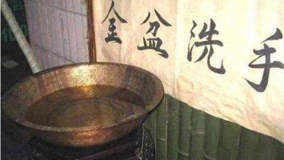 "金盆洗手"早先并不是退出江湖,为何又必须是金盆呢?