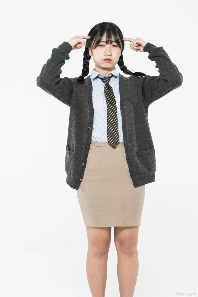 中学老师晒出女生统一发型，网友：90后高马尾，10后有“鲶鱼须”-中学要求女生统一发型