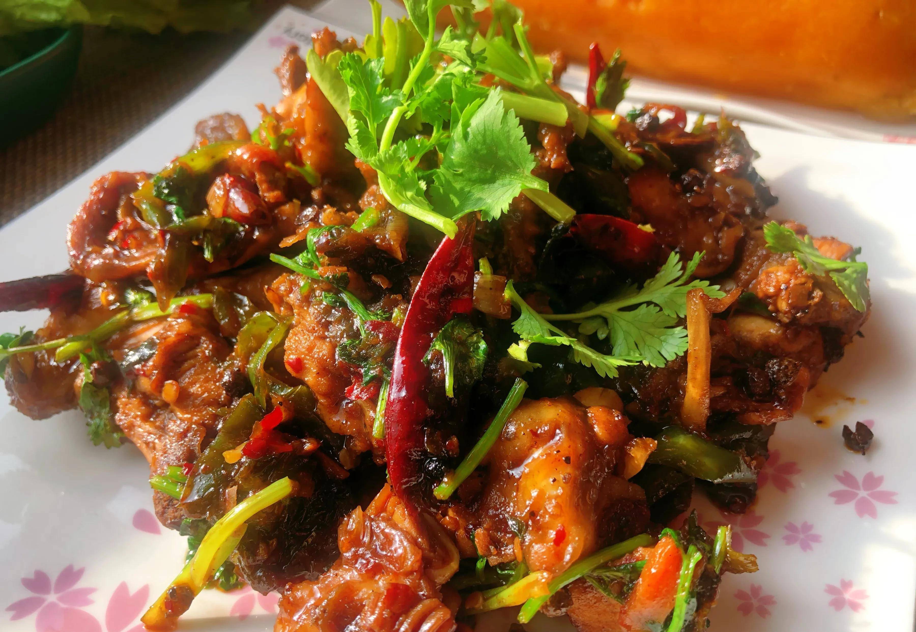 济南炒鸡架为何广受追捧,独特做法揭秘,尝过才知道好