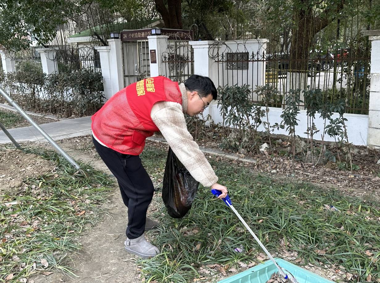 高尔夫社区：践行志愿精神，维护绿色家园