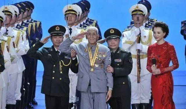 2015年9月3日,在纪念抗日战争胜利70周年大阅兵的老兵方阵中有一位