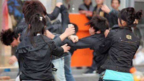 这个男人名叫老冯,与妻子丽丽结婚有二十年了,有一个十岁大的儿子.